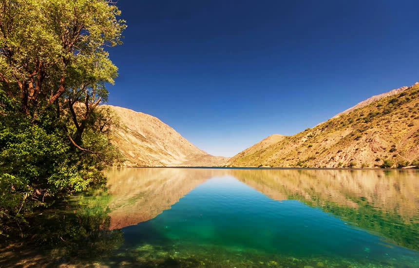 دریاچه گهر دورود با انعکاس تصویر طبیعت در آب دریاچه